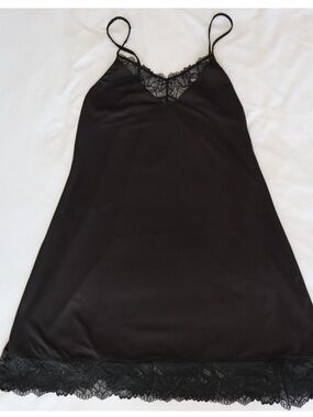 Black Gilligan & O'Malley V-neck chemise/slip with lace overlay